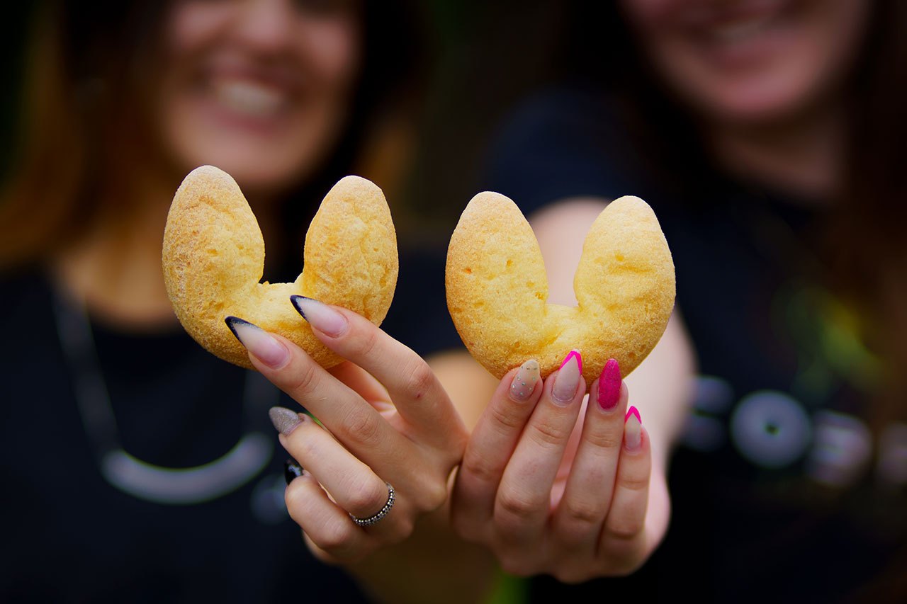 Mãos segurando pão de queijo Catarininho